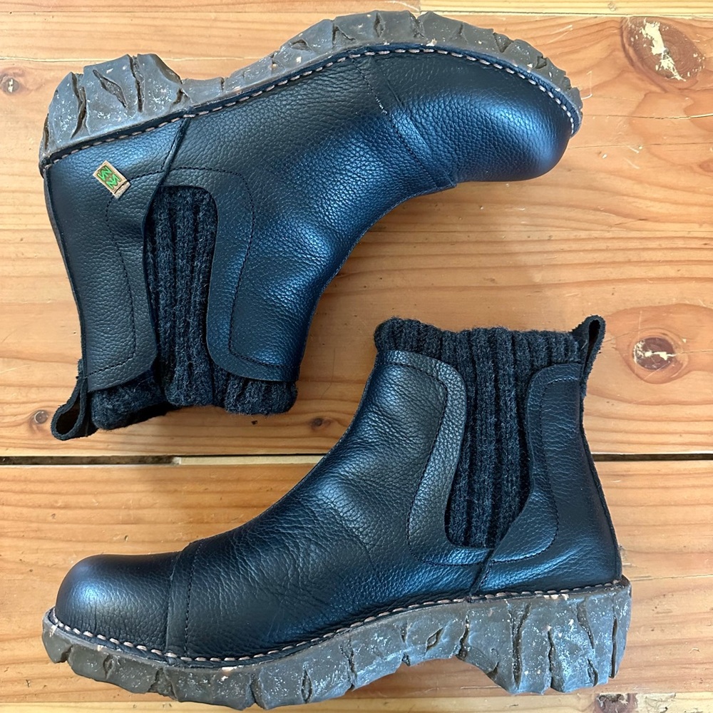 NE23 Yggdrasil Natural Grain Black Chelsea El Naturalista Boots.
